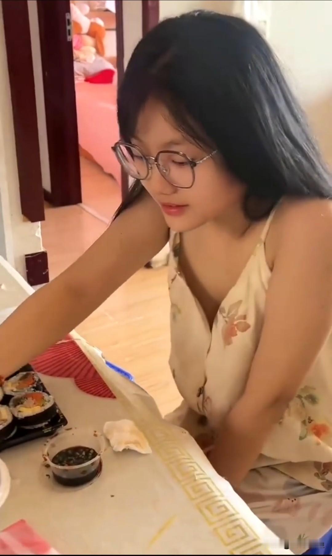 你说现在这帮人到底图啥？为了那仨瓜俩枣的流量，连脸都不要了。最近刷到一个网红夫妻