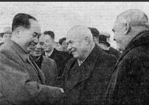 去苏联访问，毛主席看到了令他愤怒的场景：苏共高官的宴会上，他们吃喝玩乐，贪图享