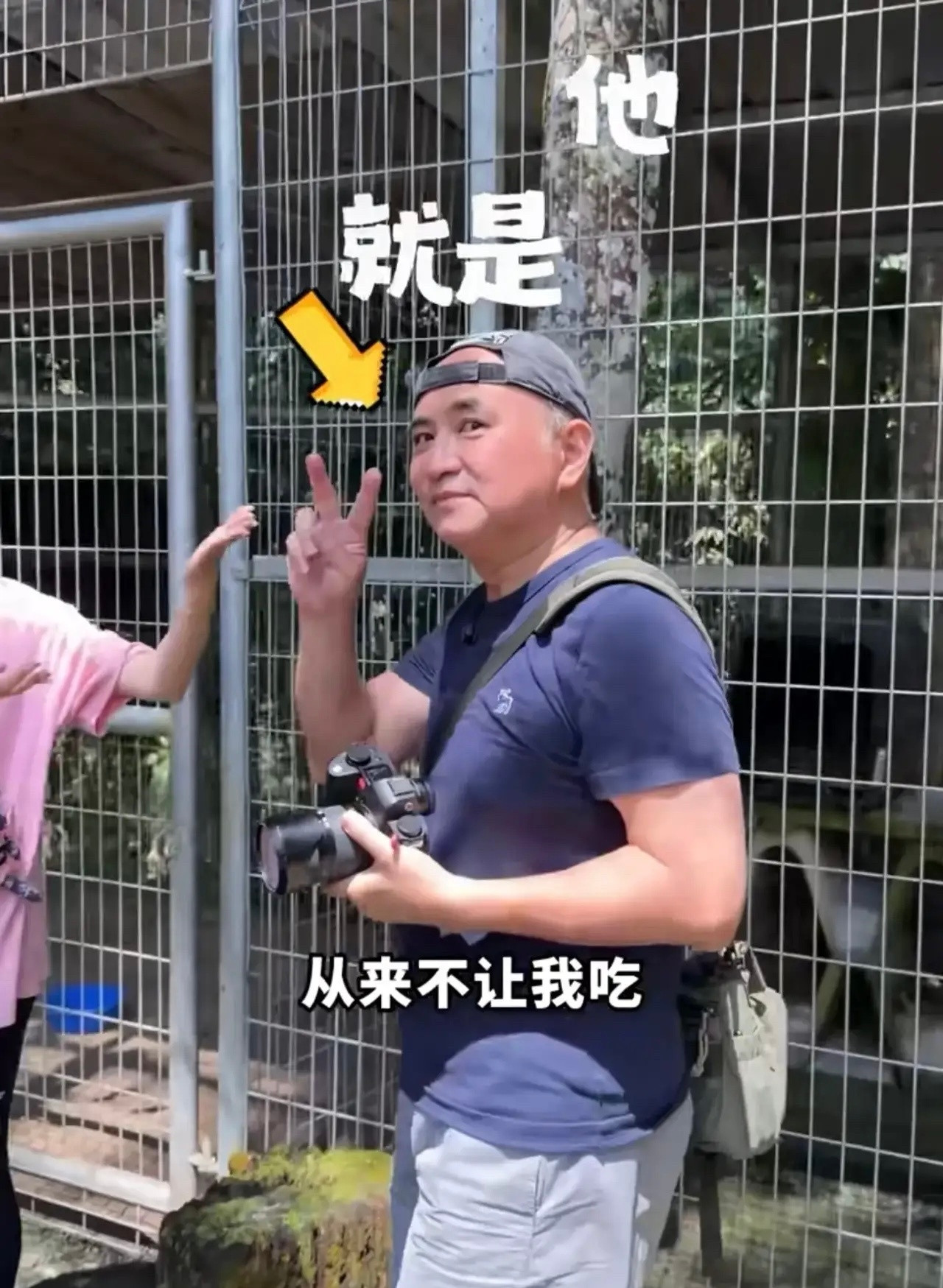 胡静在马来西亚的庄园里，养了上百只鸡、鸭，还有孔雀。她看得嘴馋，特别想吃，但老公