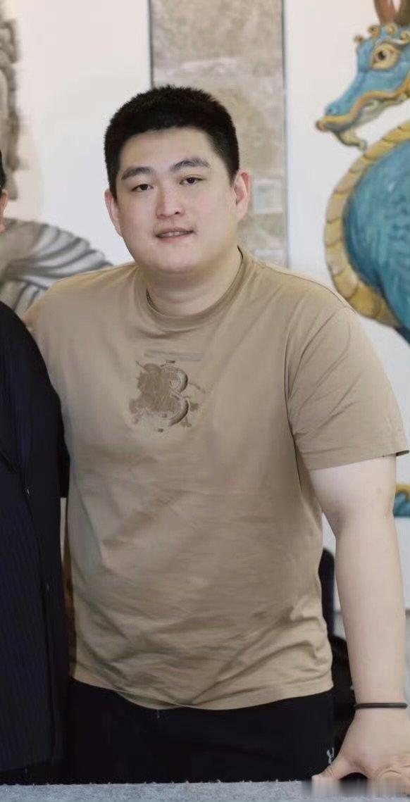 张翰像瘦版赵本山儿子不得不说，张翰这次造型大变样，那寸头让他和赵本山儿子有几分相