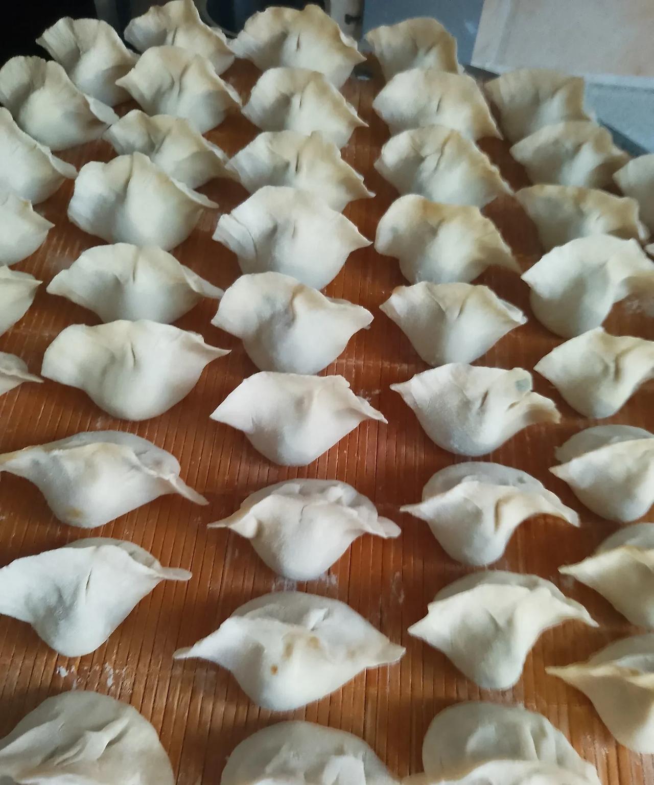 今晚的饺子包的不太完美。雇主妹子点评：用酱油太多了，遮盖了饺子馅儿本来的鲜味儿