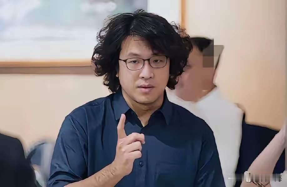 沈伯洋人设崩塌，白营要员发声不会忘记一件事。随着县市角逐进入倒计时阶段，绿营开始