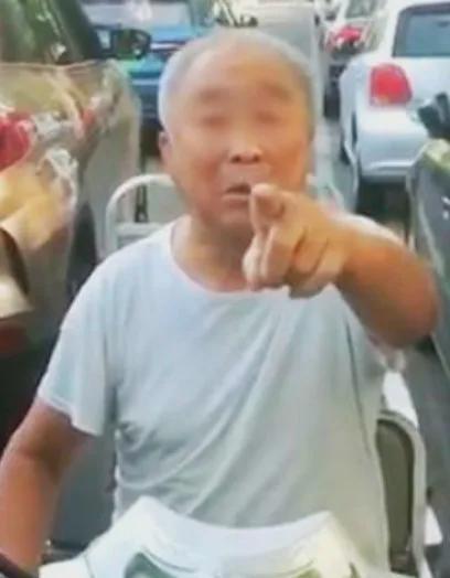 山东，一饭店推出5元早餐不限量，大爷交过钱后，就拿了7个鸡蛋、两屉小笼包、两碗粥