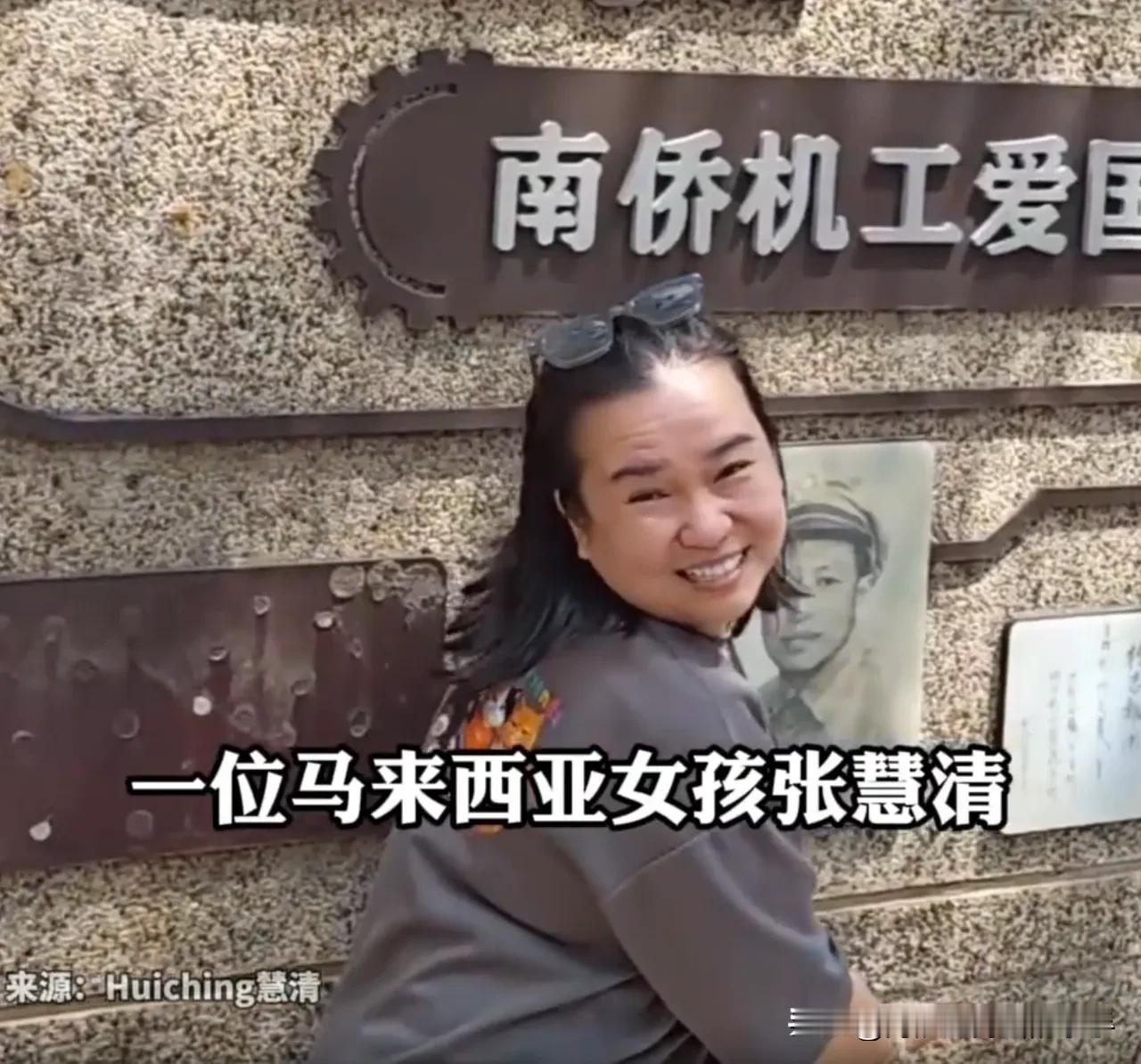 看哭了！马来西亚一名女孩到昆明旅游，逛到新闻南路，看见一面墙。墙上刻着很多老照片