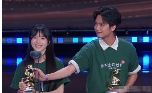 《给阿嫲的情书》李思潼、王彦桐第一次走红毯，甚至都没穿礼服。两个人穿的都是剧组统