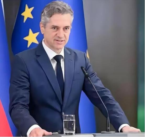 比利时首相说：“人人都想加入欧盟，没人想加入中国。美国的任何邻国都不会说想加入美