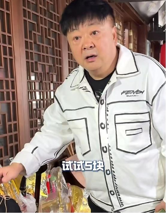 近日，洪剑涛在浙江绍兴安昌古镇逛街时，看中了一个帽子想试戴一下，老板却说：“试一