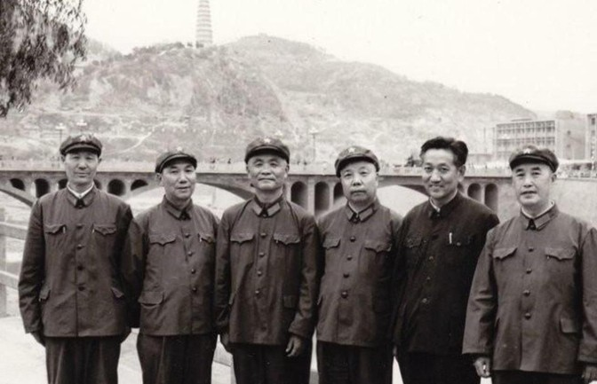 1980年，海军政委杜义德接到一通紧急电话，有位首长约见他。见面后，首长开门见山