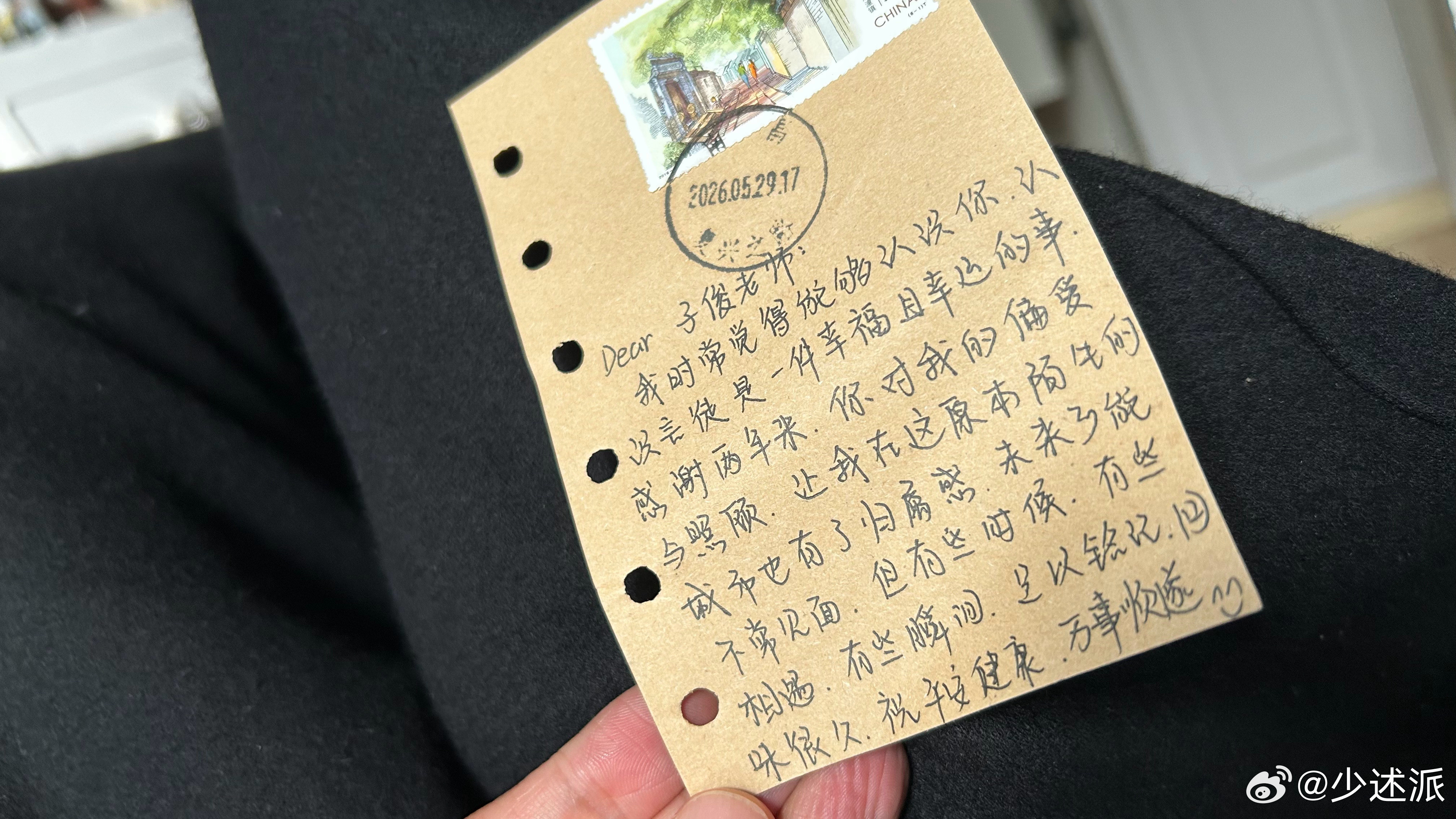 前几天学生来武汉找我辞别，一起吃了一个饭。她是在黄石读的大学，学校一般，但是个人