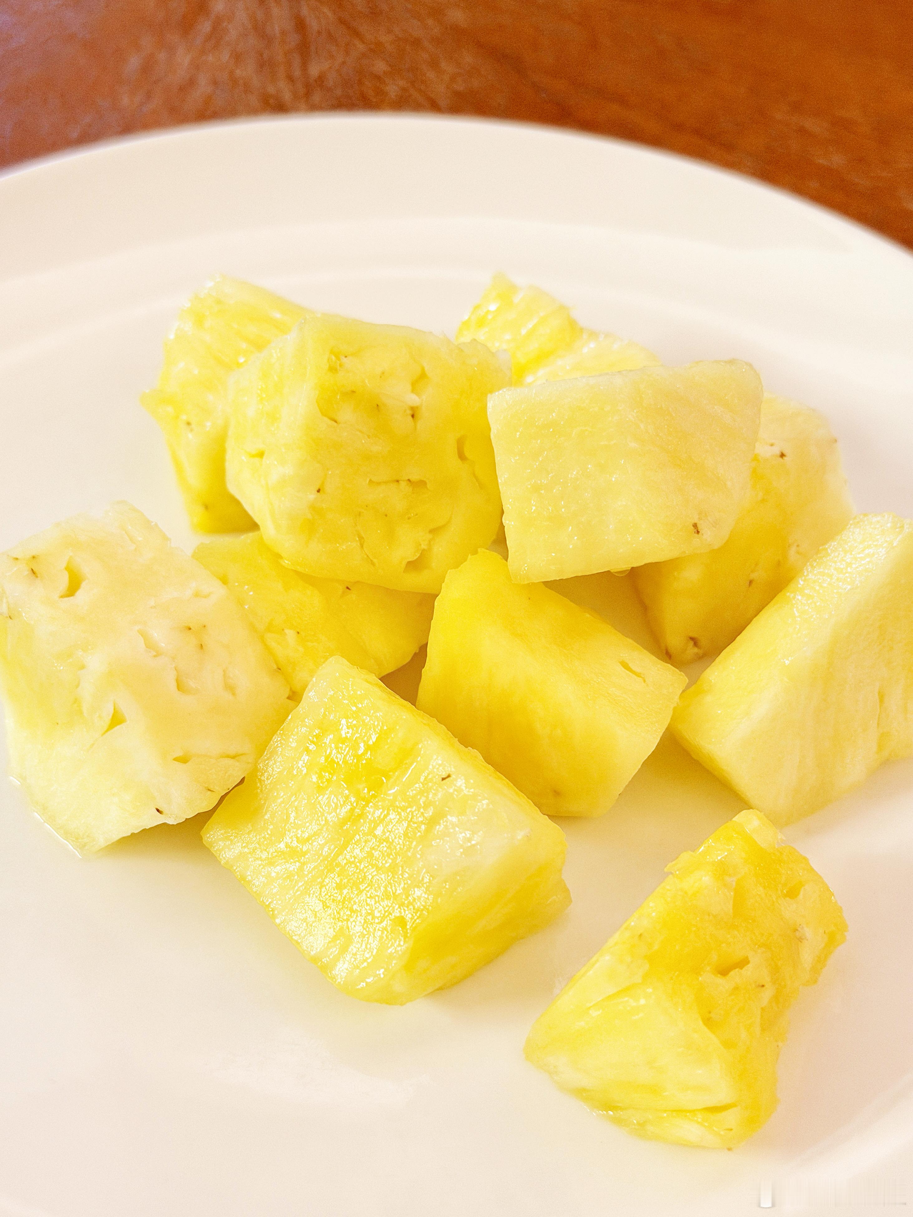 吃到好吃的凤梨了我觉得我可以炫十盘