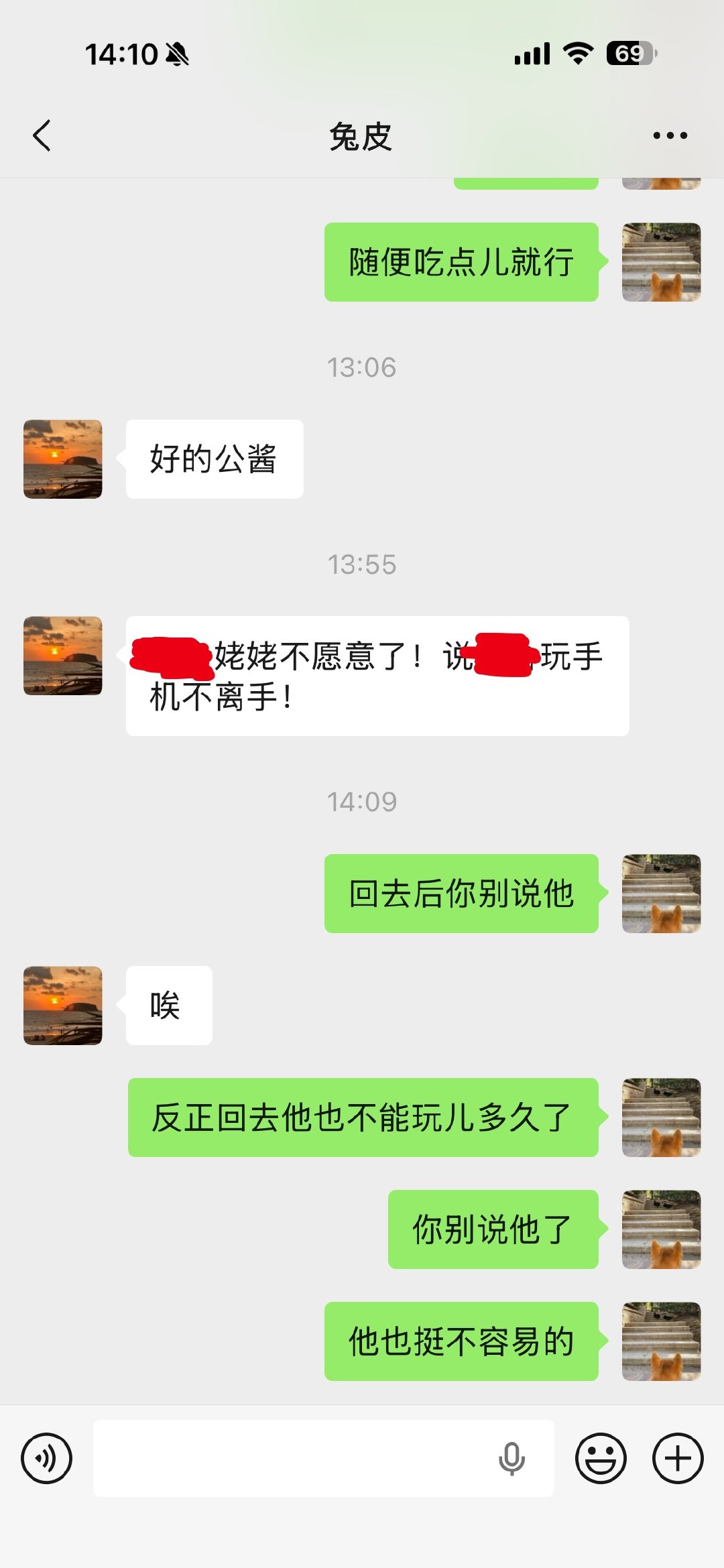 我绝对跟我的孩子站在一起，当然家里不能有俩我这样的家长，那样就太惯孩子了。他也就