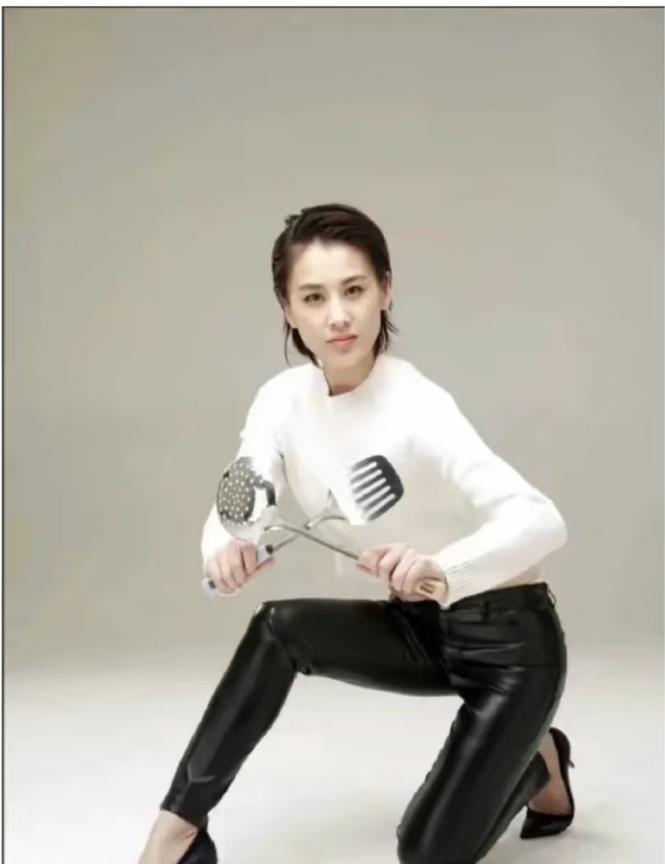以清纯星女郎出道的黄圣依，跟了杨子以后，尽做一些招人笑的事，拍一些搞笑的照片，还