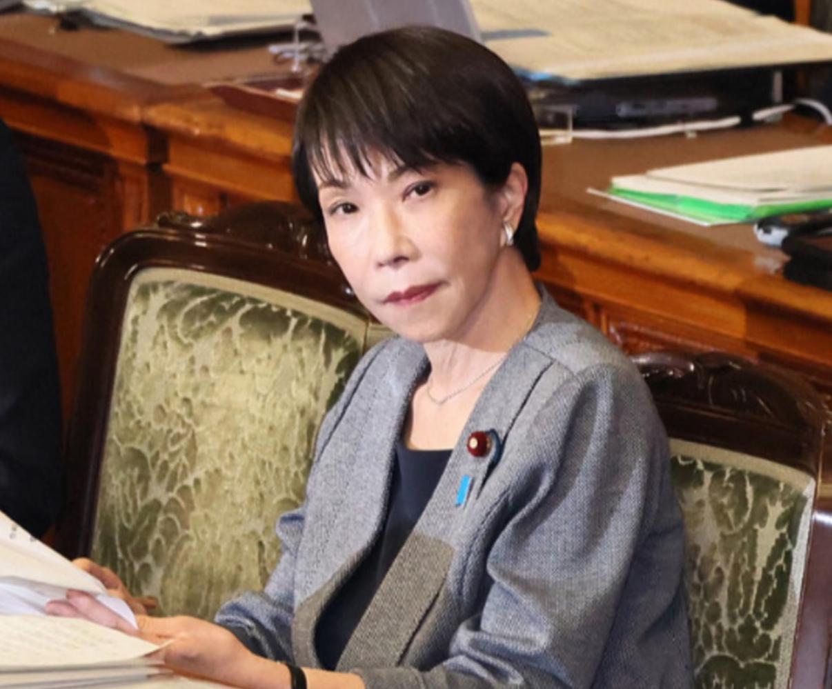 荒唐至极！日本首相高市早苗，硬是把一件本可以降温的小事，一步步推成了现在这种