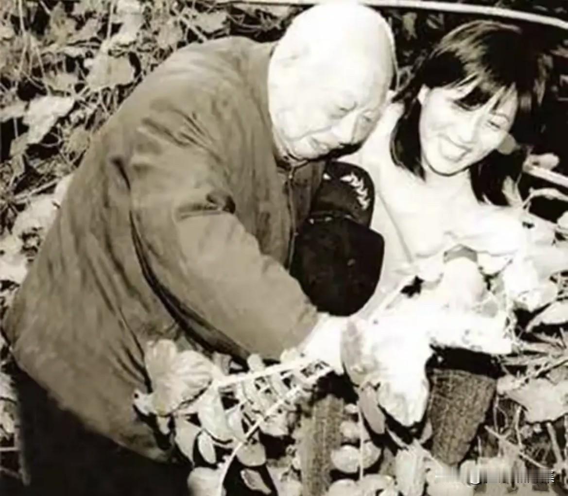 上世纪90年代，已是满头银发的老人正和孙女一起在自家的小菜园里侍弄蔬菜。很难想象