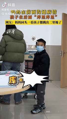 四川，一妈妈带孩子去医院看病，妈妈在前面和医生沟通病情，没想到孩子竟然在后面“库