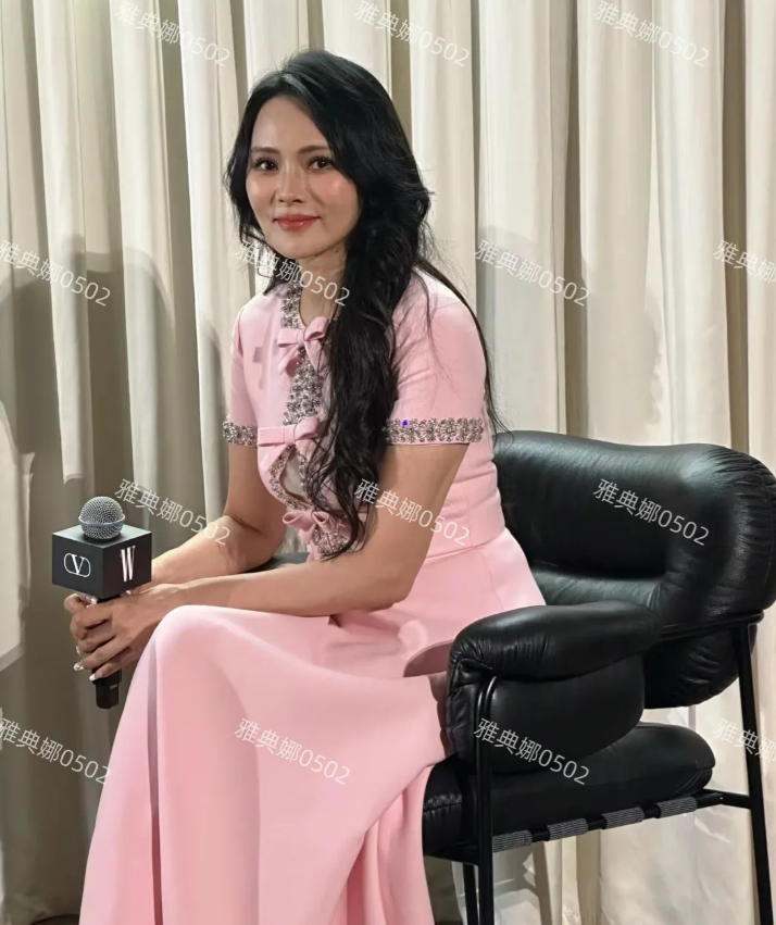 伊能静根本就没有网上吹得那么年轻，本人一看就是50多岁的年纪。虽然她打扮很粉嫩
