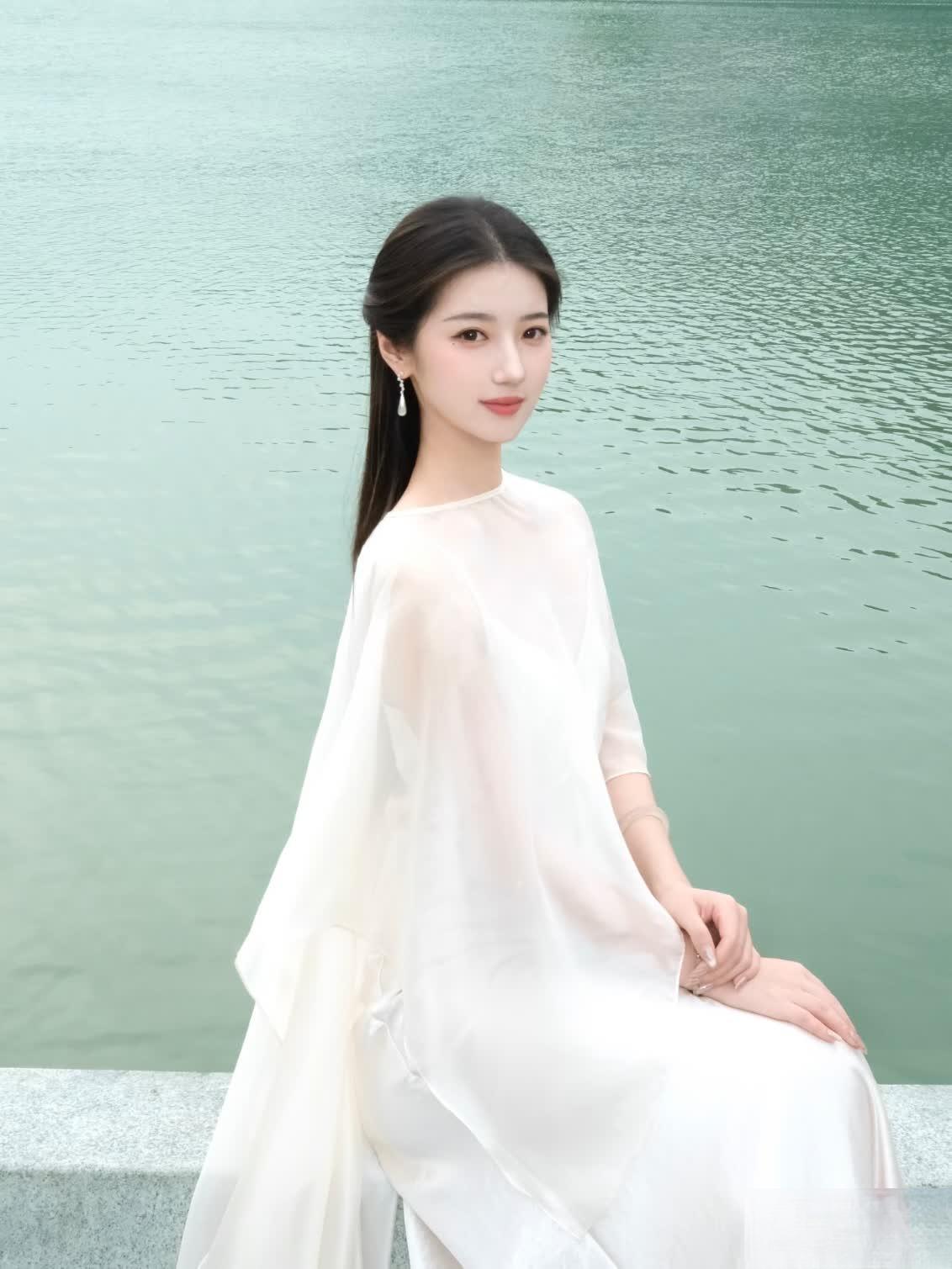 幸福是一种缘于内心的主观感受和感悟，与物质没有绝对的关系，只有内心强大、富足的人