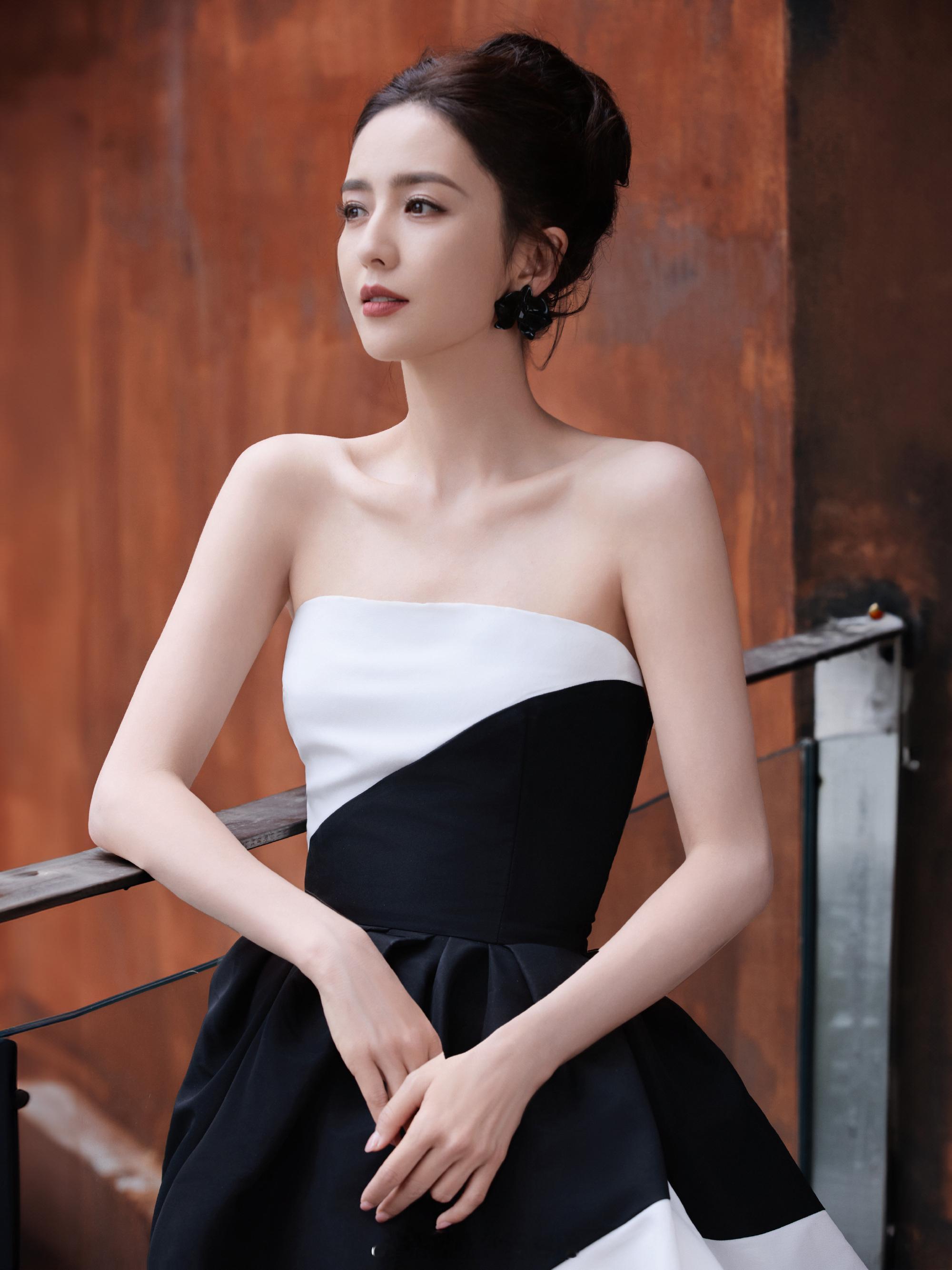 佟丽娅黑白拼接抹胸裙沉稳优雅