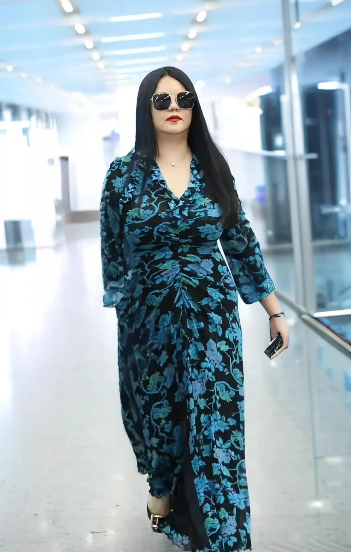 特地查了一下李湘和女儿旅游回来时穿的衣服实在不可思议大富婆李湘，她身上穿的这