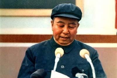 晚年，华国锋越来越少露面。他说：“我不是一个多话的人，我只是个传灯的人。”有人