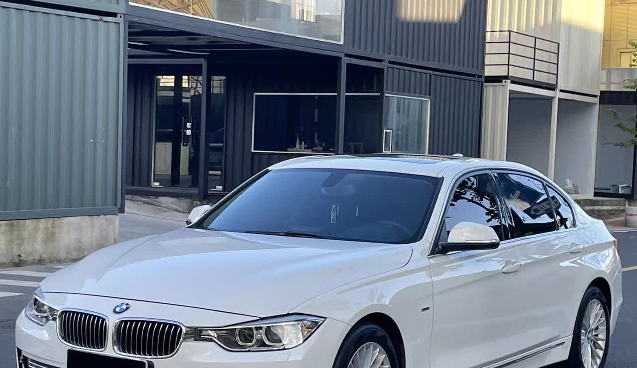 老婆老板里有个闲置的老宝马320Li，以8800半卖半送给我老婆！说她天天挤