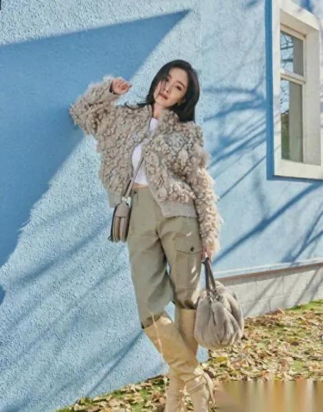 【杨幂秋日毛绒穿搭杀疯！软fufu一套封神】杨幂这组秋日街拍也太会了！浅棕毛绒