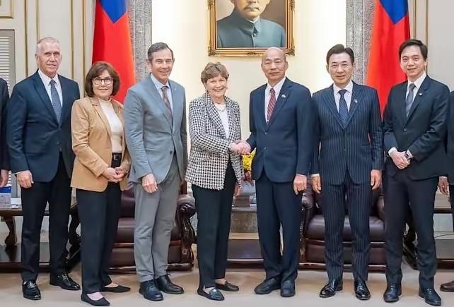 台中市长参选人江启臣3月31日在脸书发文称，“今晚我陪同韩国瑜院长在立院接待美国