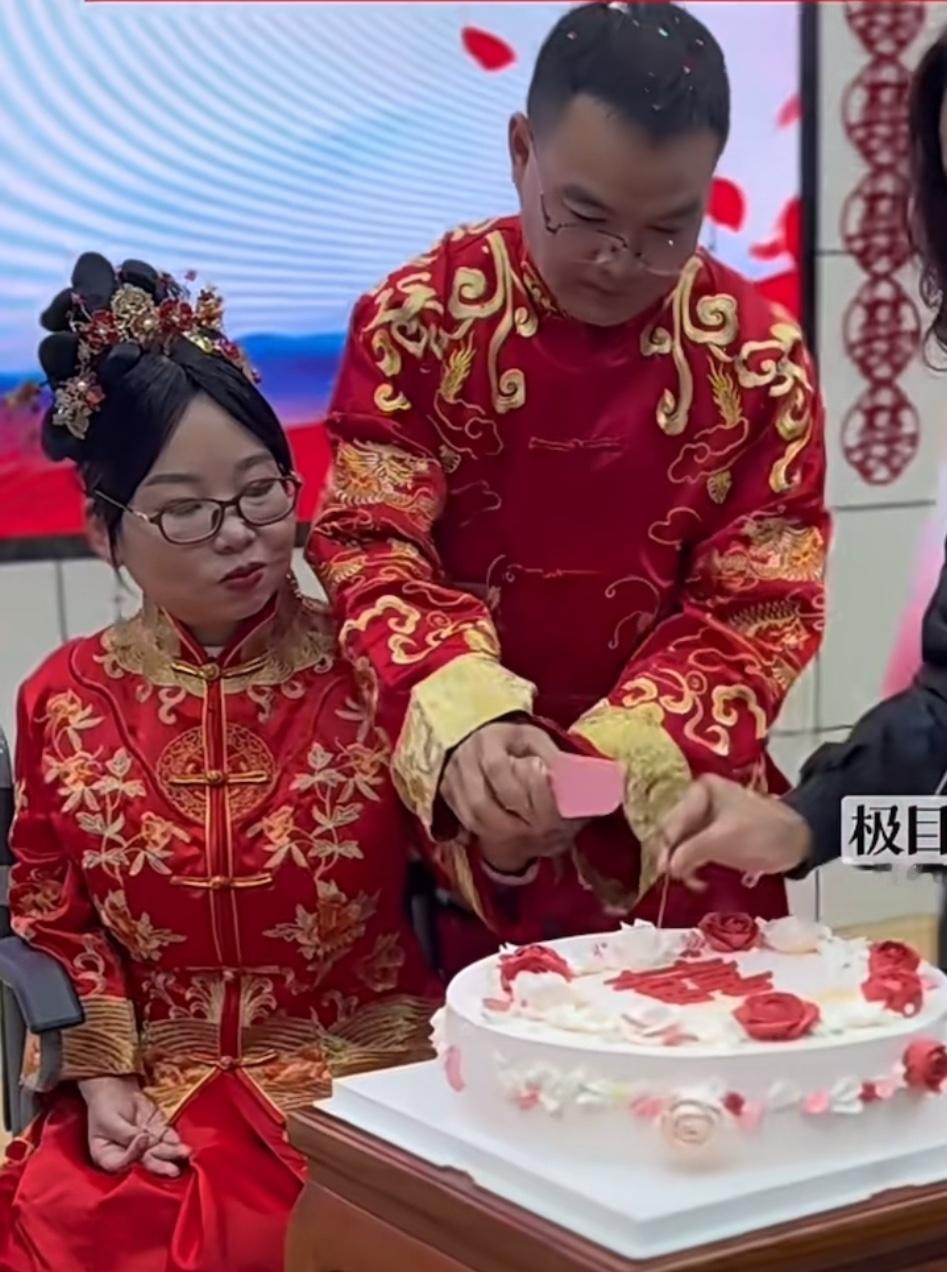 新郎几近失明，新娘右半身瘫痪，两个残疾人在残联的就业创业培训班相遇相知。两人