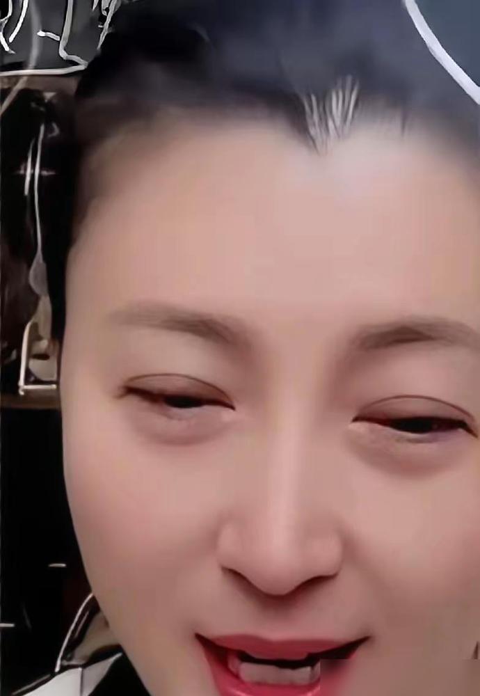 闫学晶的地位，根本不是靠演戏，而是整个东北二人转圈都欠她家一份天大的人情。