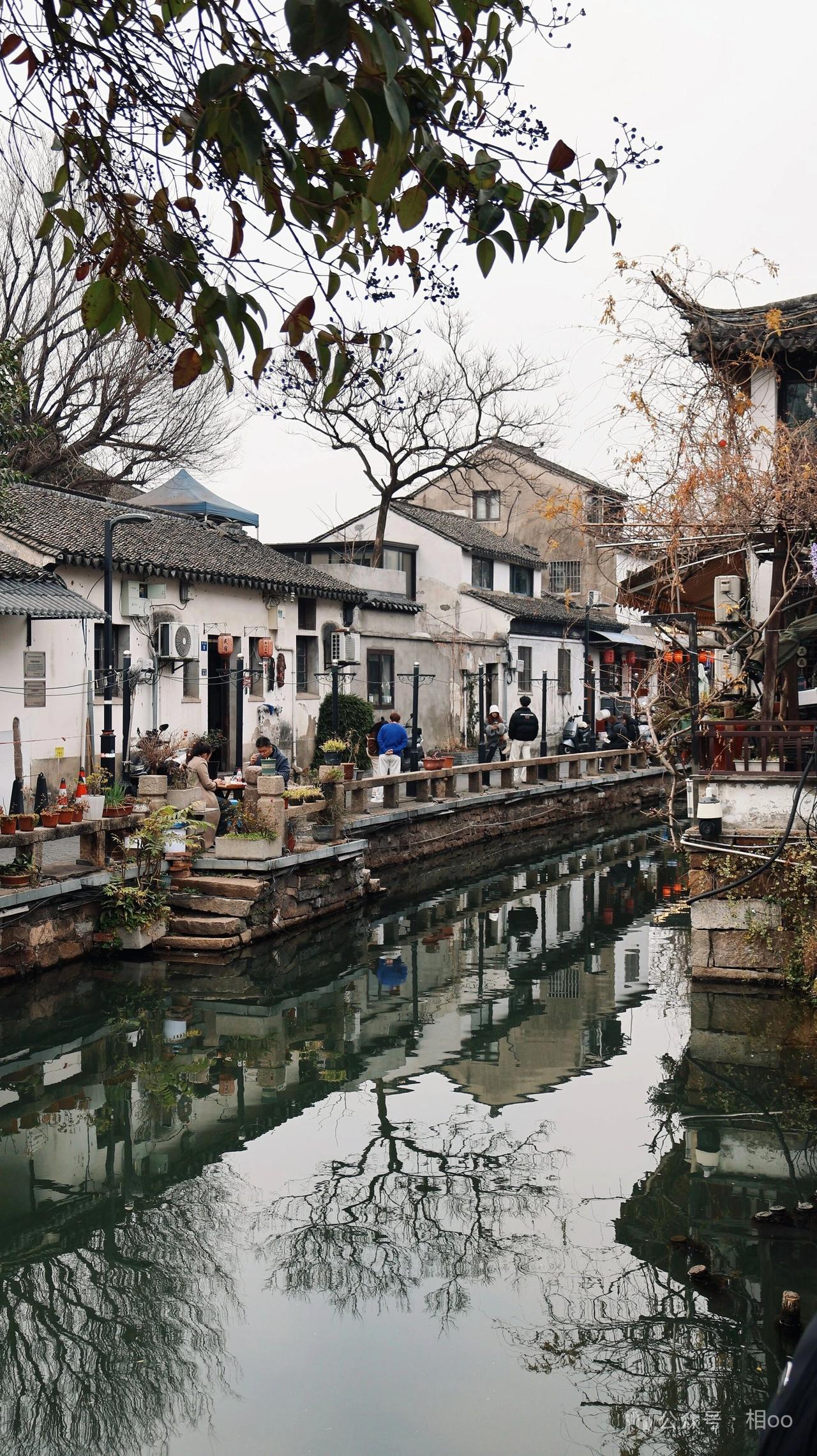 江南水乡的宁静与美丽，古色古香的建筑倒映在清澈的水面上，仿佛置身于世外桃源。