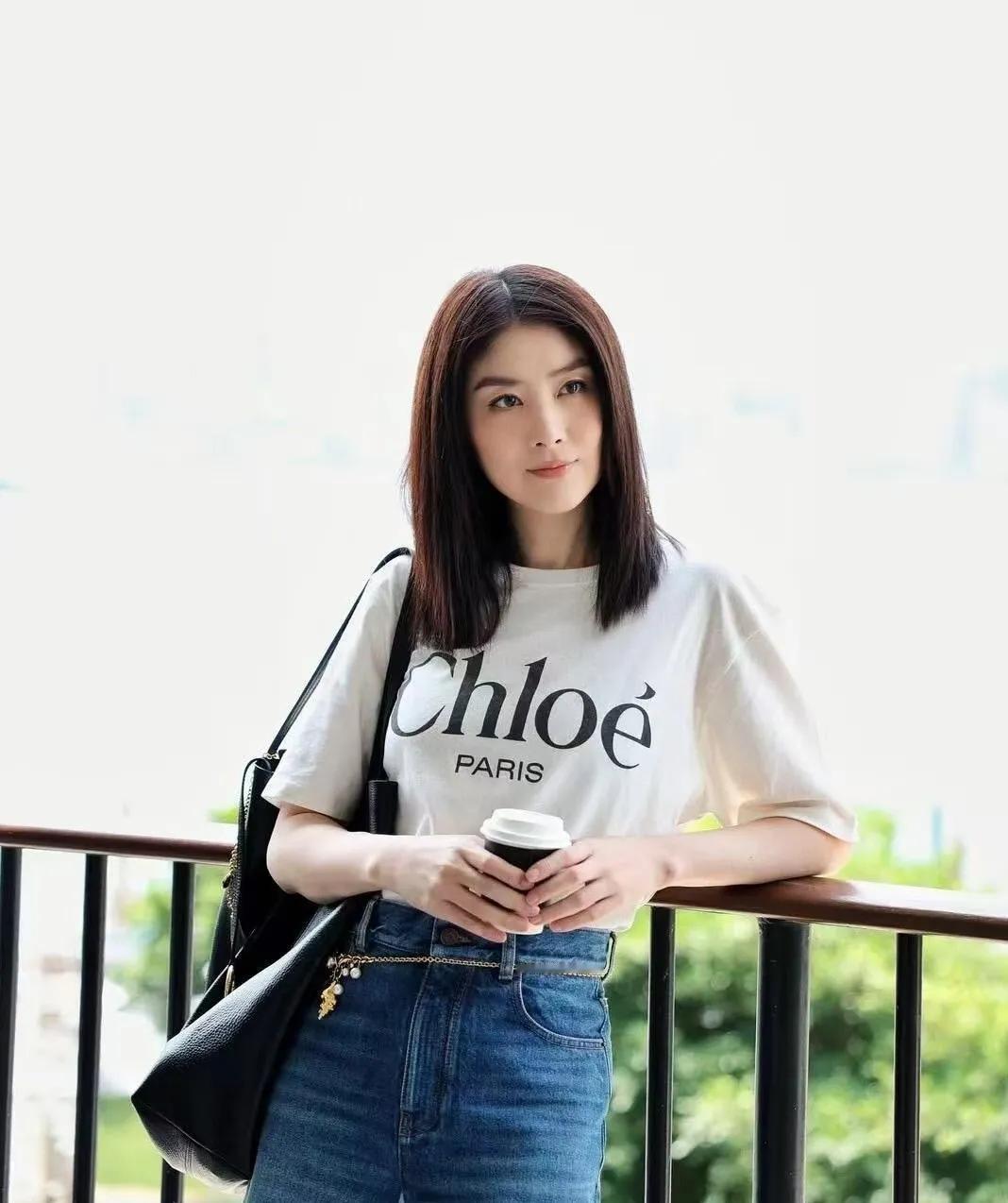 陈慧琳状态杀疯了！白T+牛仔裤也能穿出少女感，中年穿搭天花板！清爽减龄，照着