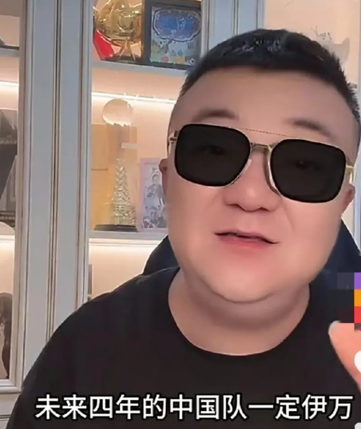 董路说，邵佳一未来四年面对的国足一定比今年伊万面对的这批国足更差。我不认同董路