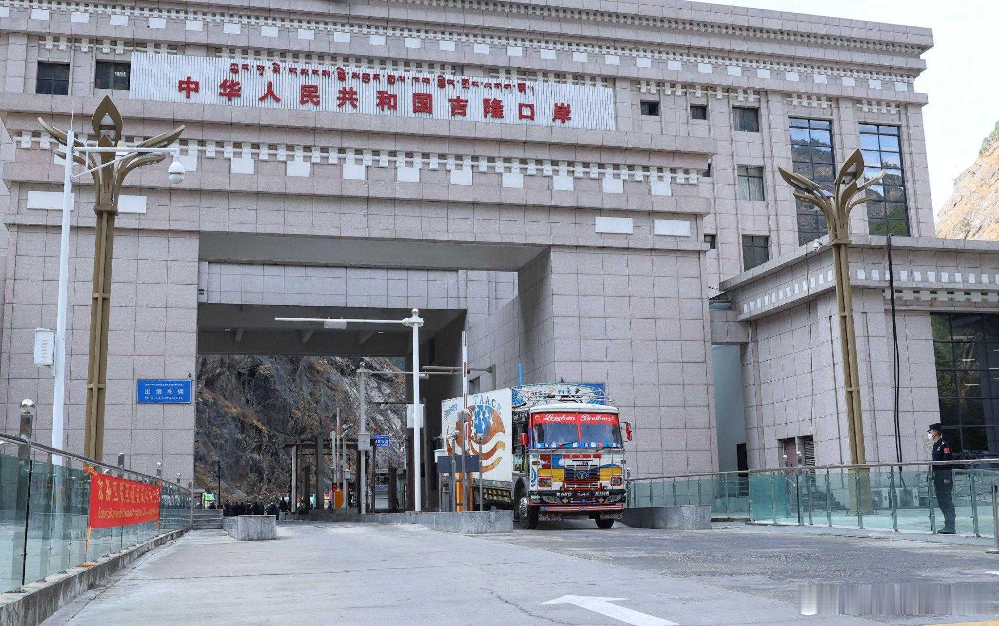 吉隆口岸国门所在地仅剩地基图中这片最平坦的区域就是原来的国门所在地，现在仅剩地基