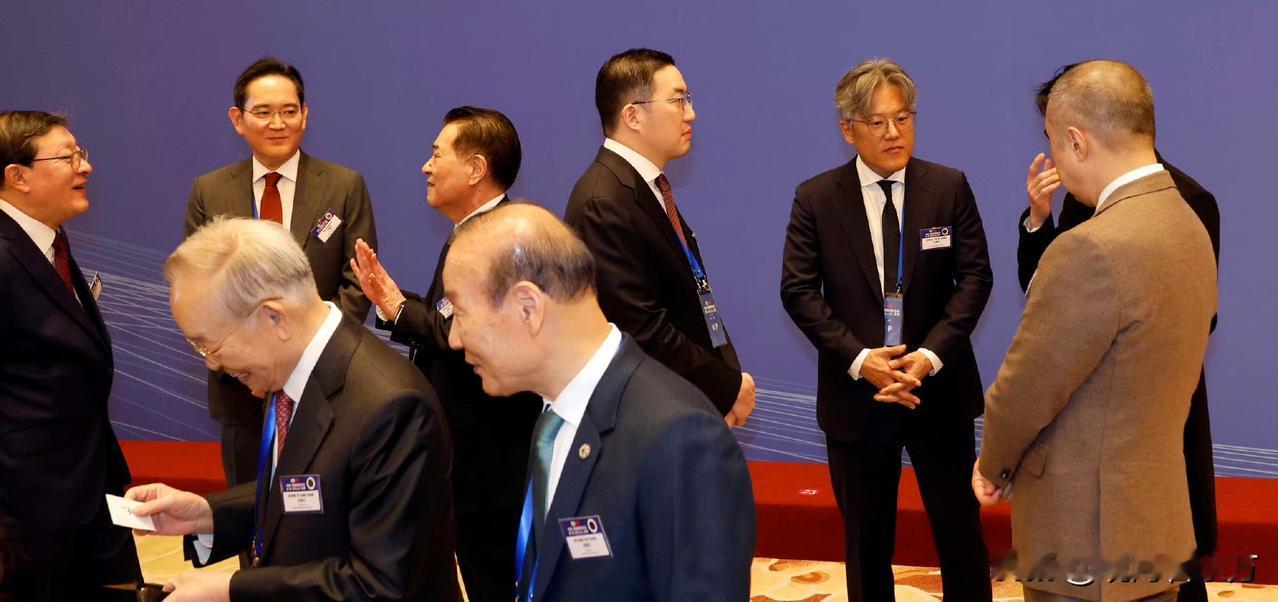 【财阀们的轻松一刻[滑稽笑]】5日，在北京钓鱼台举行的韩中商务论坛上，LS控股会长