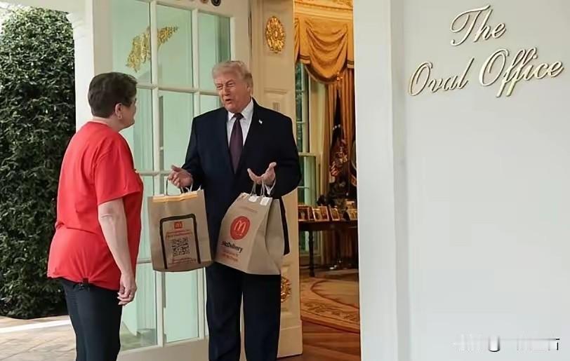 特朗普在白宫门前亲自接麦当劳外卖，看似亲民接地气的表演，实则是一场精心策划的政治