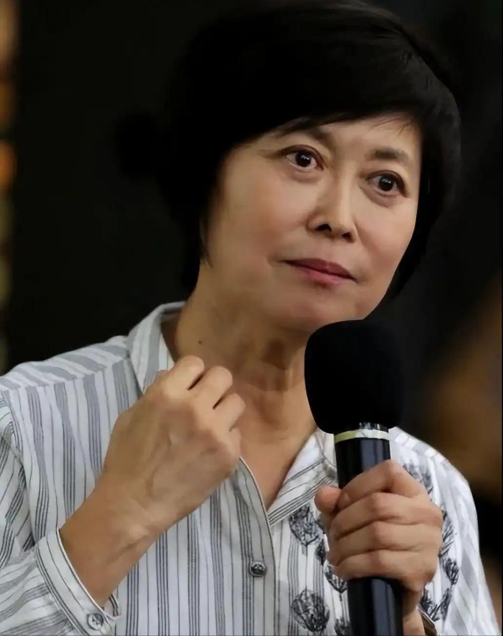 一位内科大夫跟我说了句大实话：像敬一丹这样，70多岁突发脑溢血，背后的原因，其