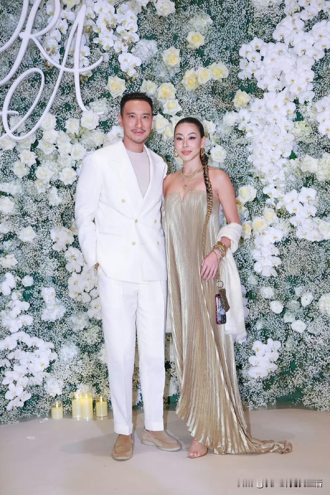 王阳明蔡诗芸夫妇，也出现在了邱泽的结婚现场。两个人穿着情侣装，格外亮眼。话说两