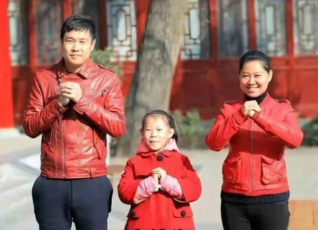这小沈阳确实有点能耐哈，一家老少全上阵，办起了演唱会。1000块的票价贵不贵呀？