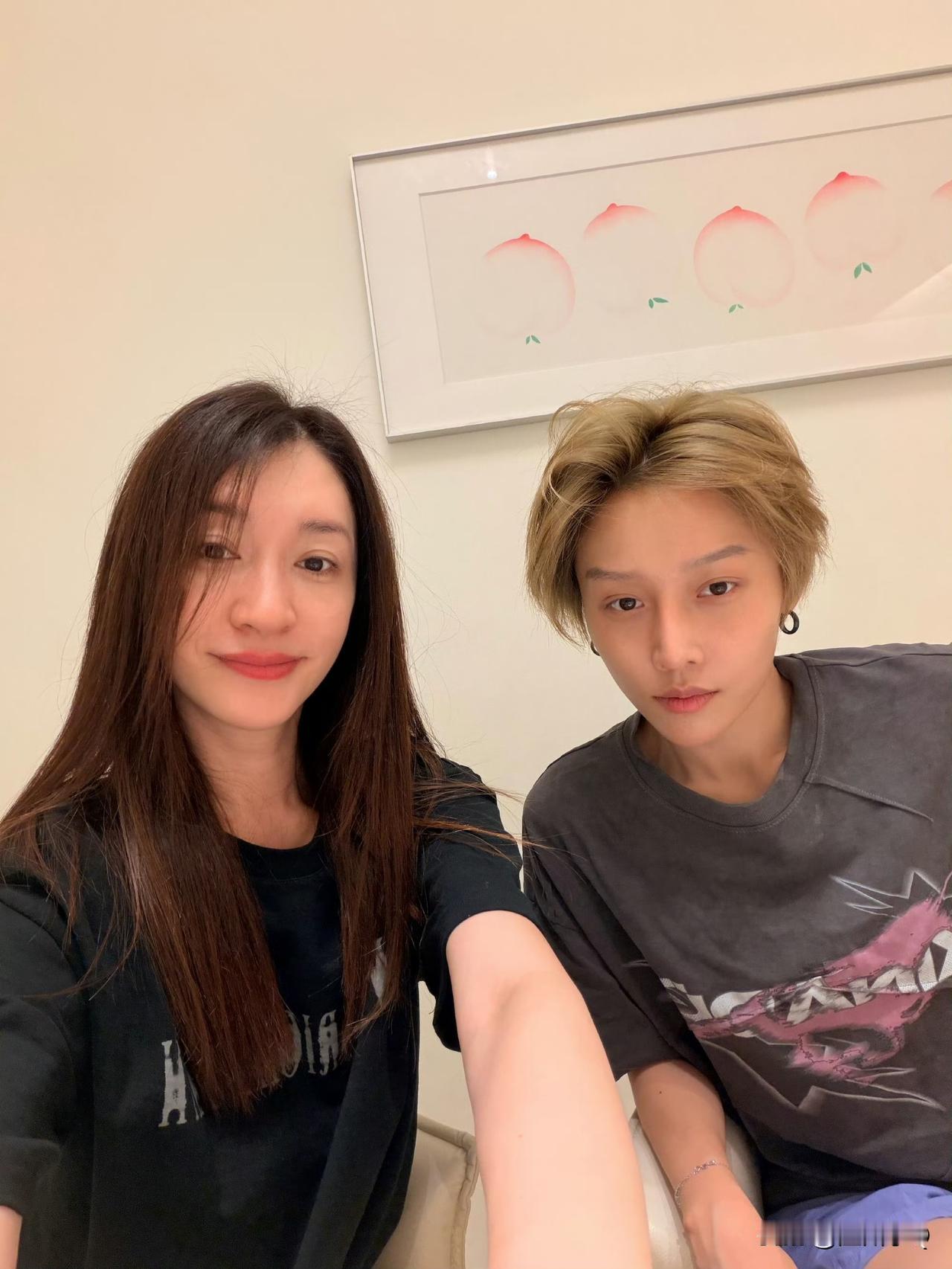 有一点点被震撼到，李小冉的鼻子啥时候变得这么大了～