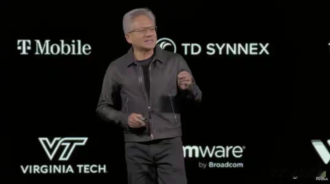 全球最大公司诞生，说的就是英伟达，市值突破36万亿人民币。这数字太惊人，直接超过