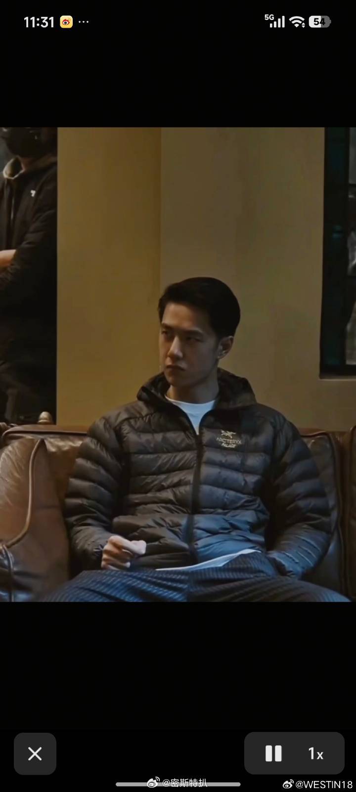 知道这张穿始祖鸟的王一博多帅嘛，始祖鸟代言人啊，你说他穿二手500的fake始祖