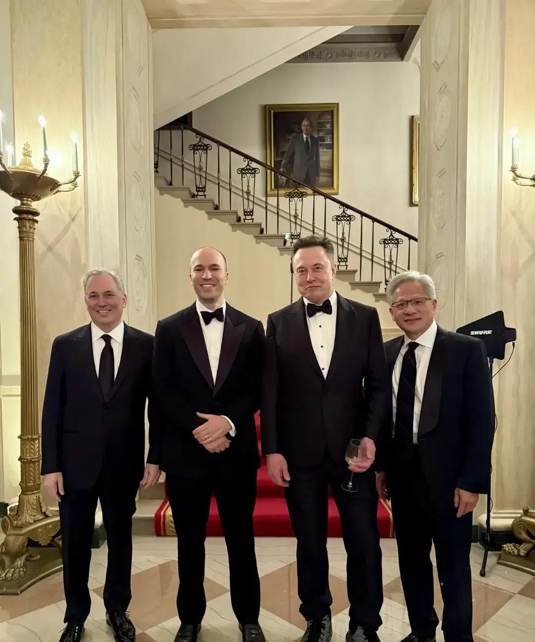 马斯克最近半年几乎把鞋带“开除”了。工厂视察、发布会、日常街拍，脚上都套着同一