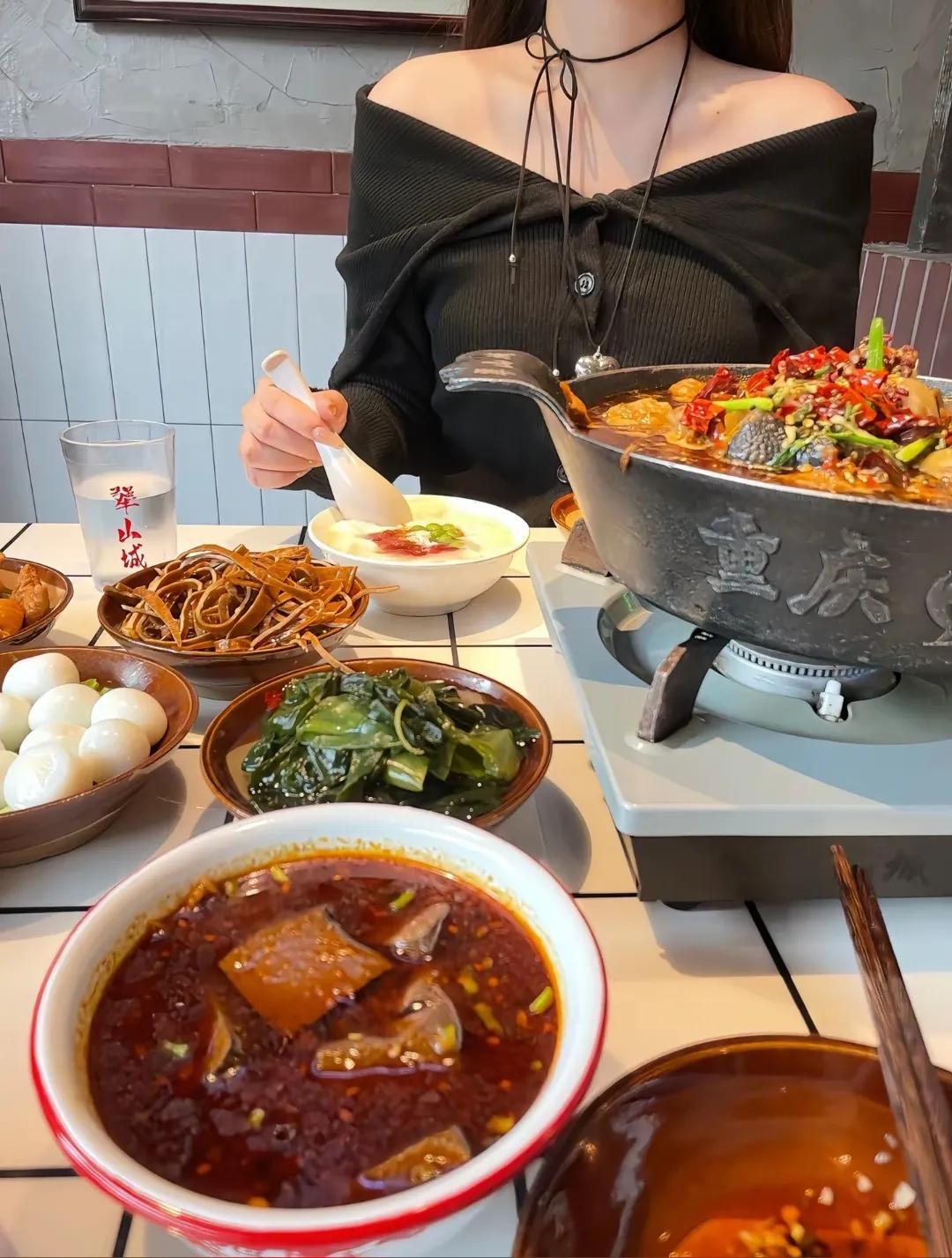 相亲才坐下，男人听一句就走了相亲地点约在餐厅，双方都准时到场。女人先到，男人