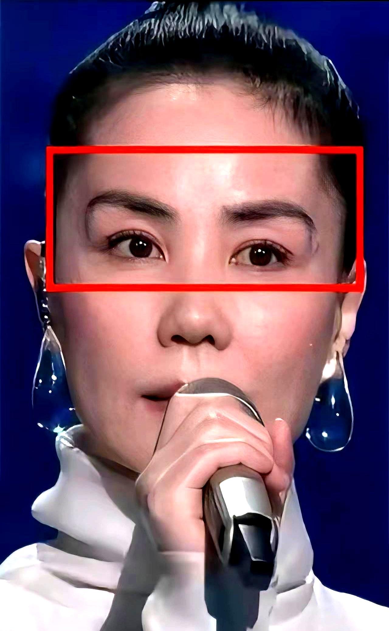 别再传王菲哭了！她脸上那两道蓝光，根本不是眼泪，而是价值2000块的反光。