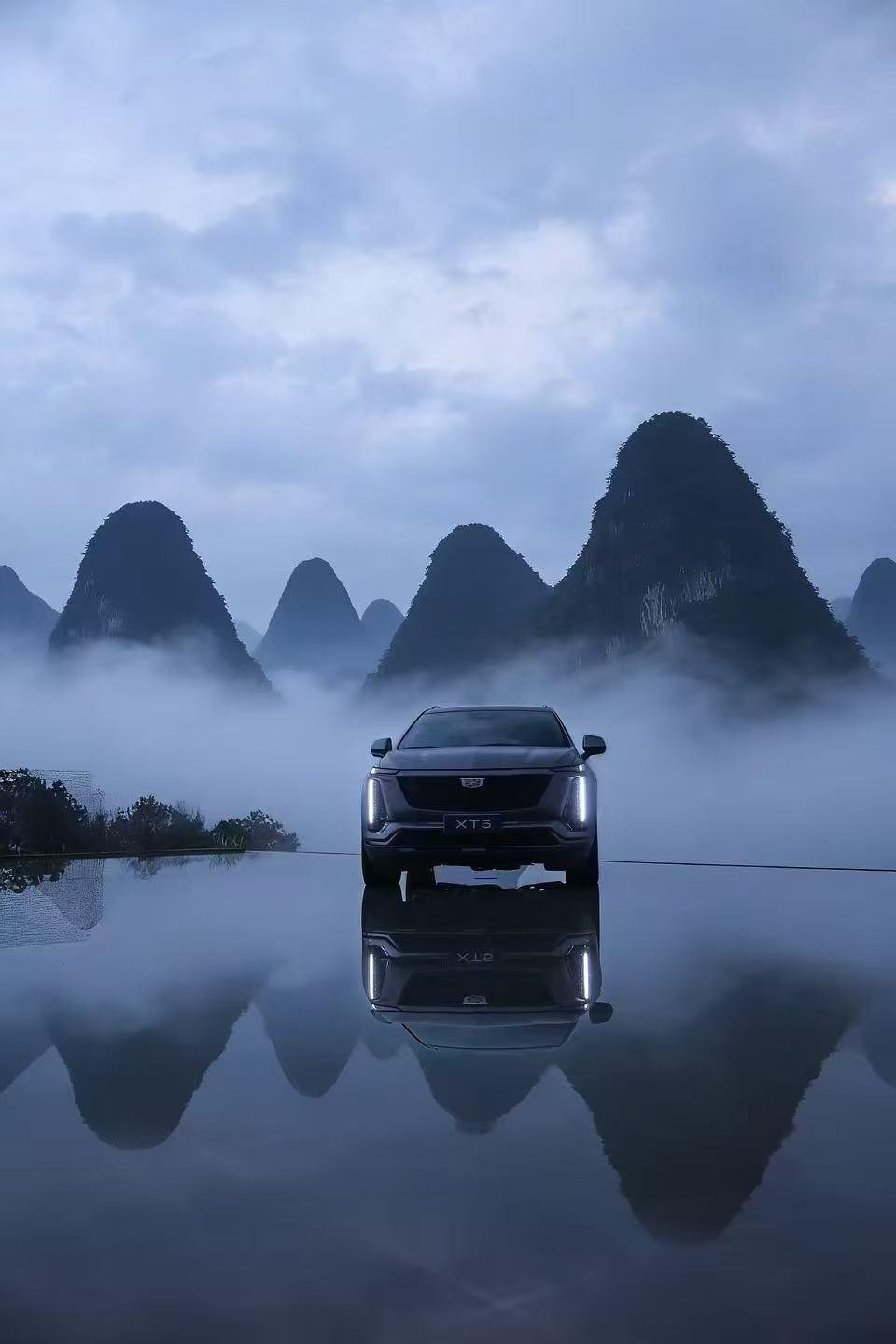 凯迪拉克这次玩真的了。在阳朔搞了场春季艺术大赏，给XT5上了个“东漓灰”新色，限