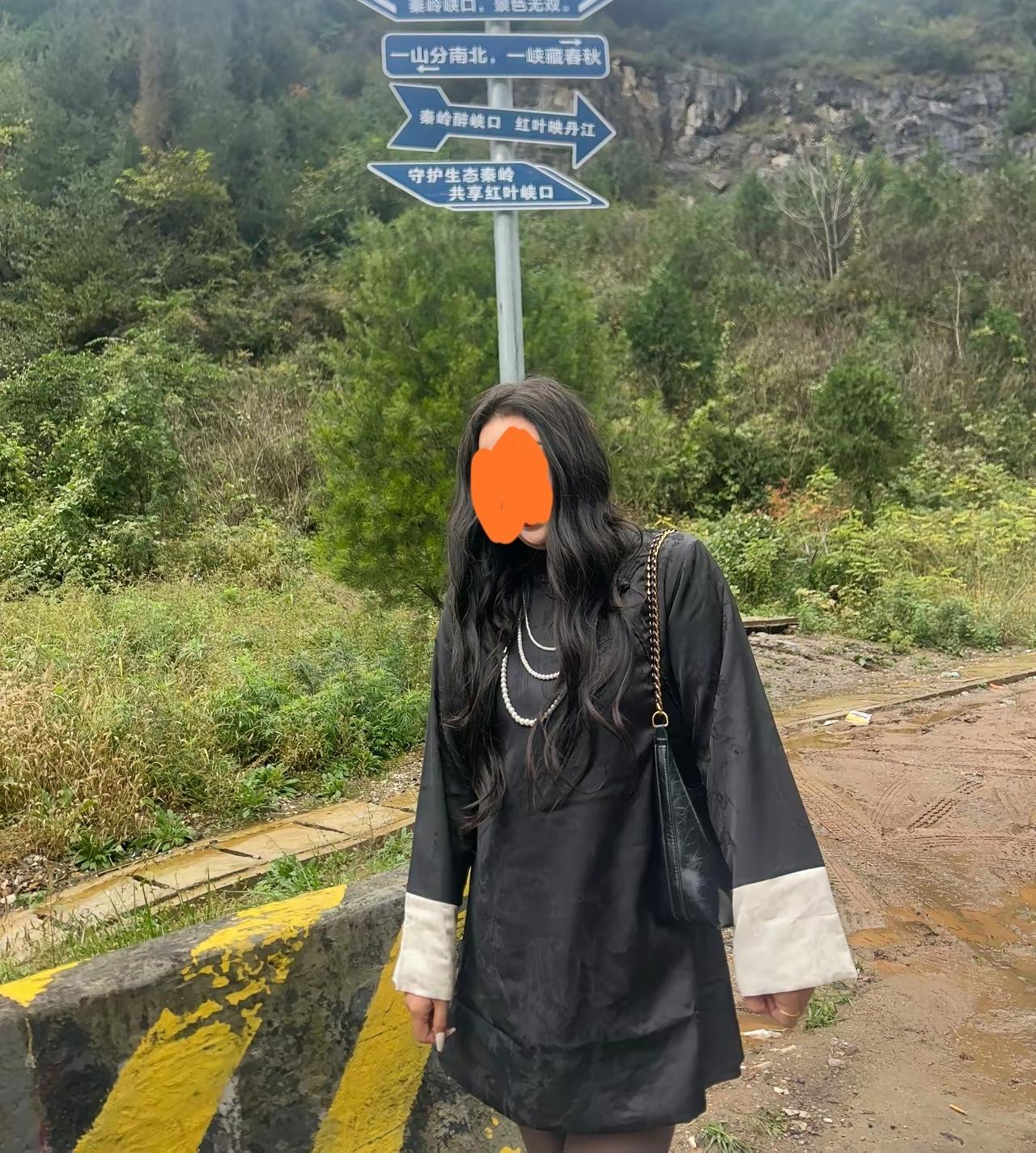 这位小姐姐的衣服真的建议不要穿，太吓人了，这还是白天，若是晚上…赶紧扔了吧！越远