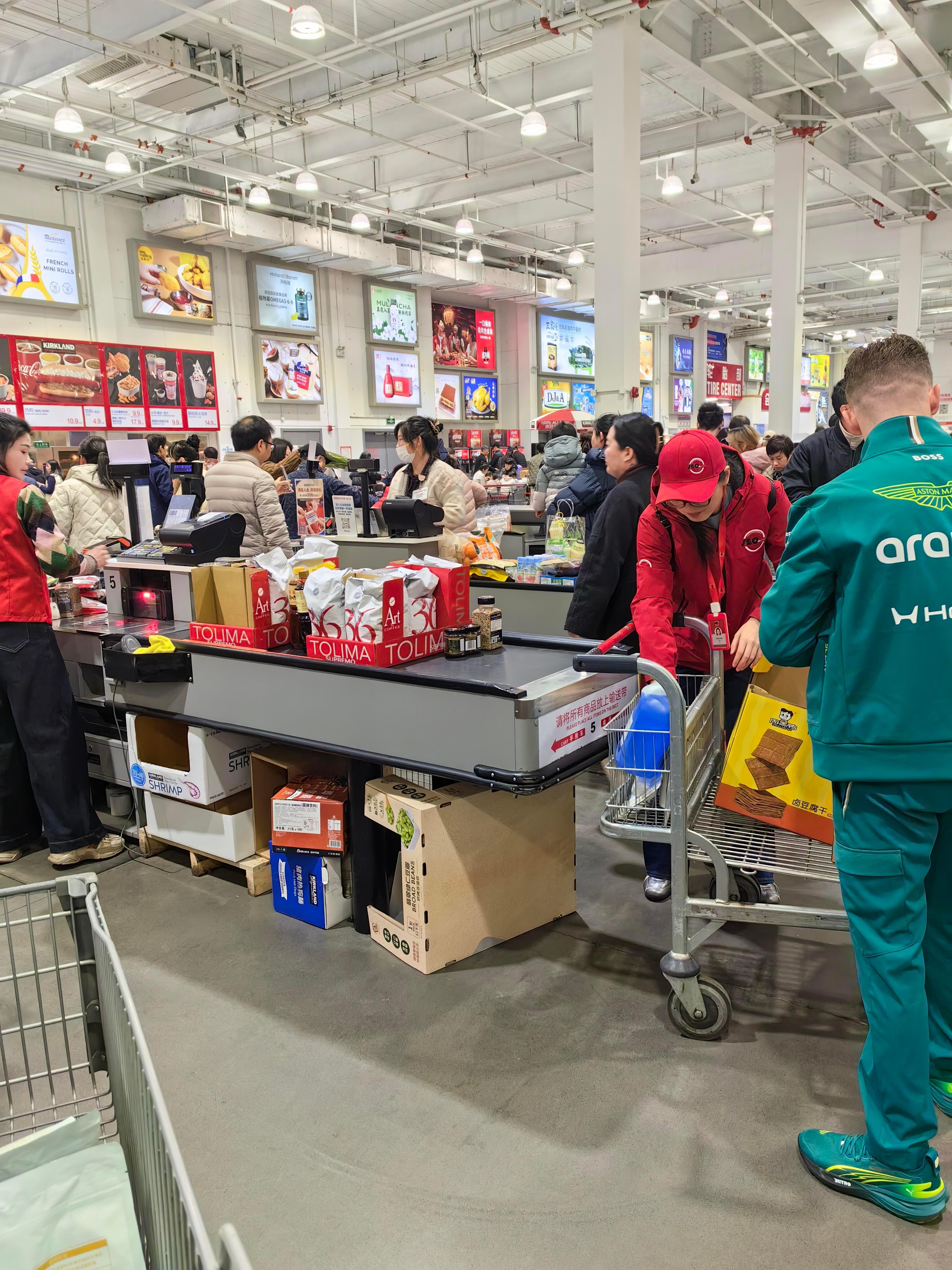 阿斯顿马丁和法拉利车队来开市客采购了现场氛围这不就来了F1iscomingg