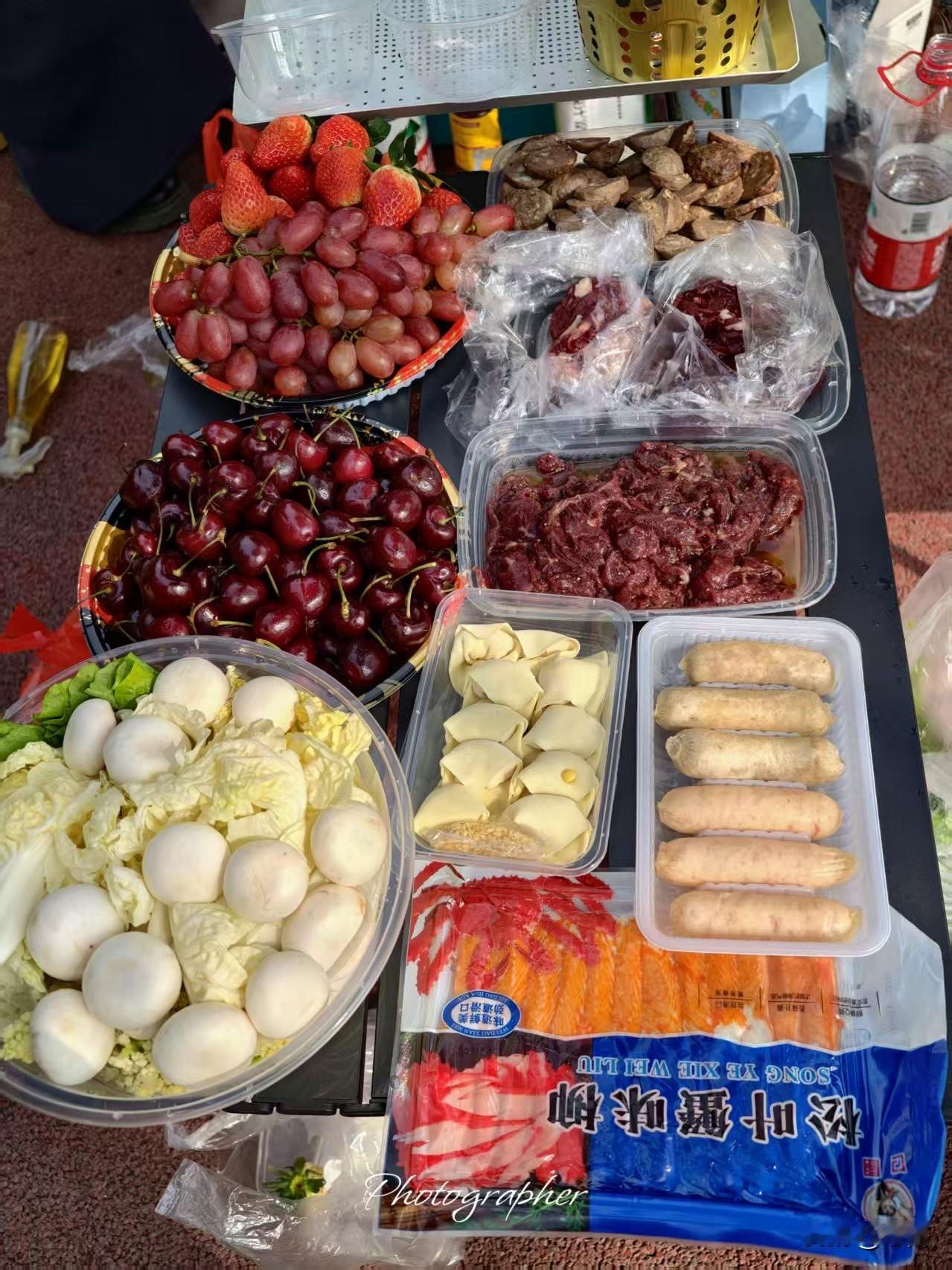 网友感叹百果园实在太贵了，太暴利了。草莓平均十块钱一颗，牛肉跟牛肉丸才250，海