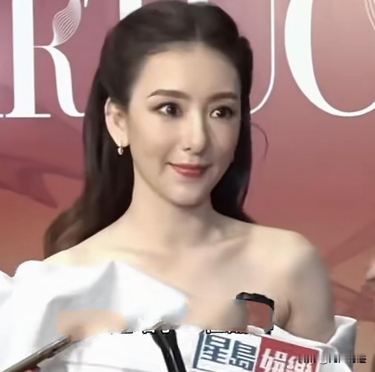 方媛这个鼻子……怎么说呢，是蛮高挺的，但是不咋好看，鼻头很大，鼻翼太小，很不对称