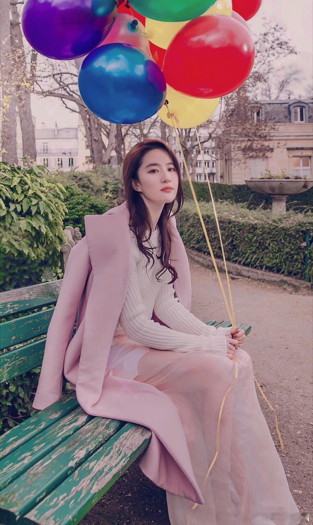 刘亦菲此次的穿搭堪称一绝，米白色短款针织衫，波浪形下摆巧妙露出腰线，既显轻盈又不